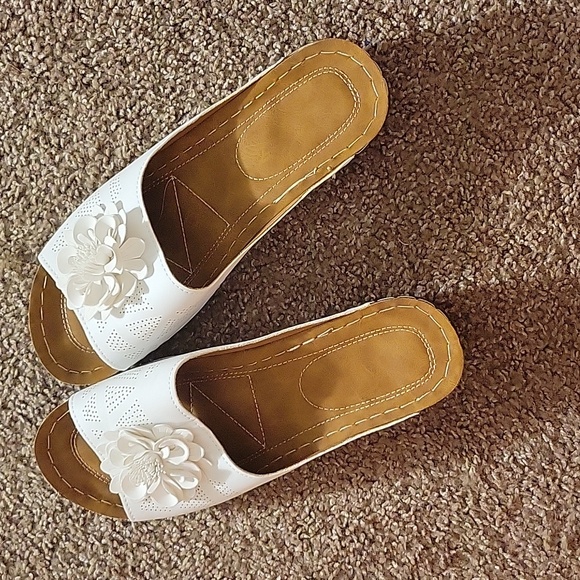 Shoes - Adorable Ladies White Slip-On Sandals Sz10